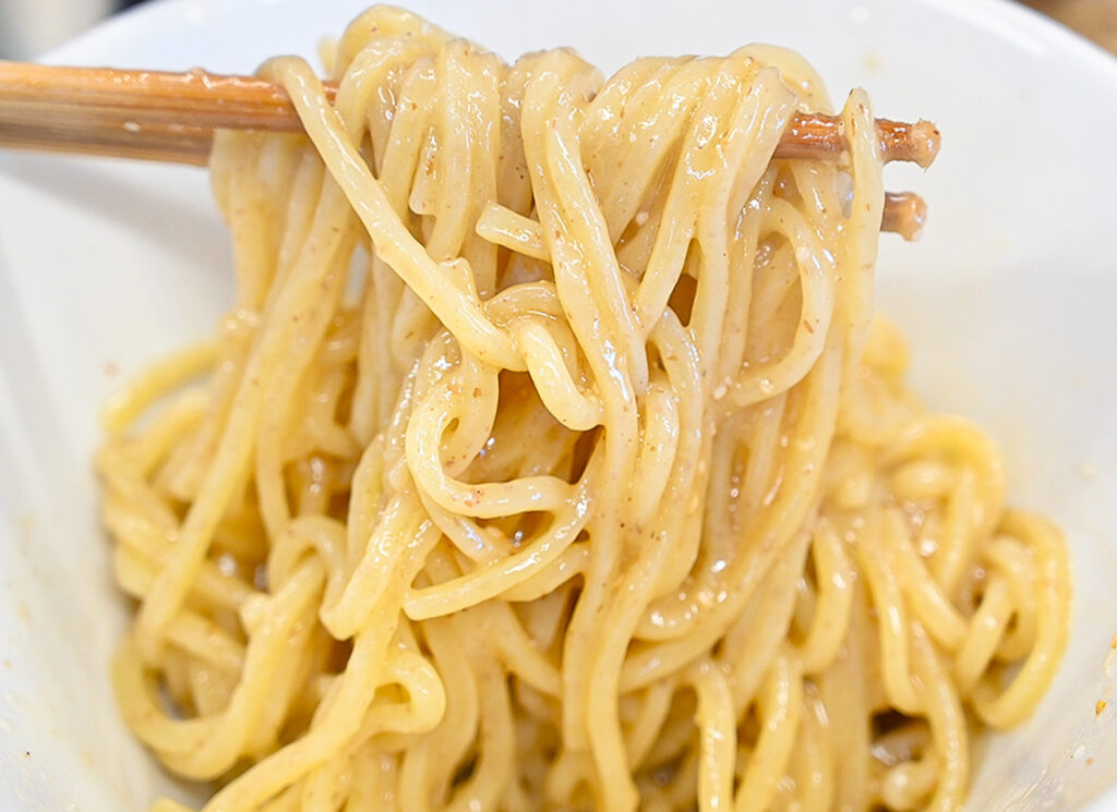 唯一無二の「特注もちもち中太麺」
